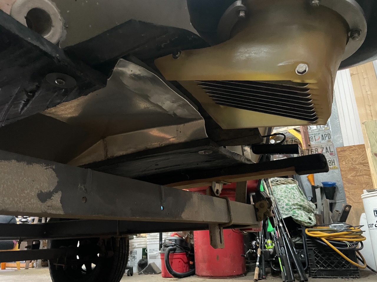 Outboard jet intake mounted in a tunnel with the splash guard installed